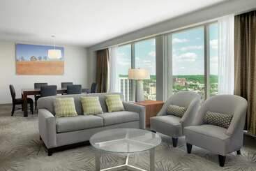 هتل Doubletree By Hilton  Cedar Rapids Convention Complex