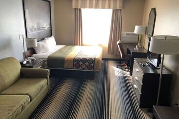 هتل Super 8 By Wyndham Milwaukee Airport