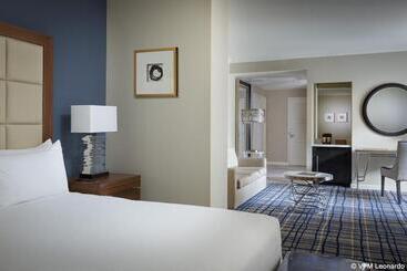 هتل The Adolphus, Autograph Collection