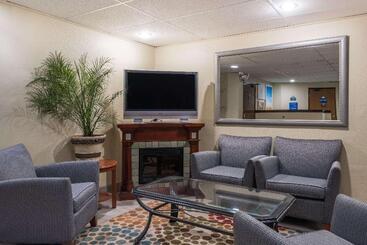Мотель Days Inn By Wyndham Greenfield
