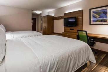 בית מלון כפרי Holiday Inn Express & Suites Detroit   Farmington Hills, An Ihg