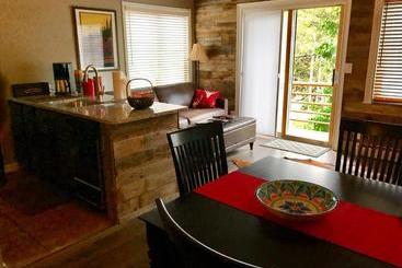 هتل Breck Creekside At Wildwood Suites