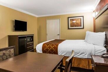 Отель Rodeway Inn & Suites Corona