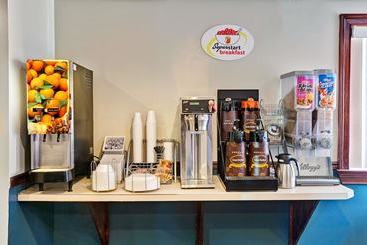هتل Super 8 By Wyndham Newark De