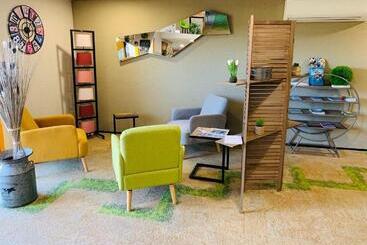 בית מלון כפרי The Originals Access, Bourges Nord Saintdoulchard