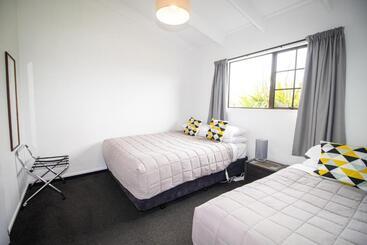 Colonial Lodge Motel