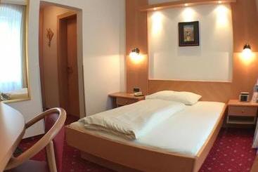 هتل Goldener Brunnen