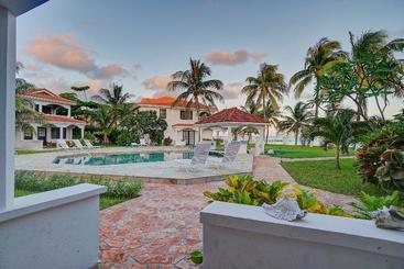 هتل Isla Bonita Yacht Club