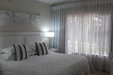בית מלון כפרי Rosebank Lodge Guesthouse By Claires