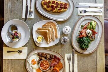 Отель The Dog & Bear