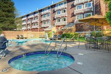 בית מלון כפרי Lake Natoma Inn