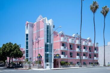 هتل Days Inn By Wyndham Santa Monica