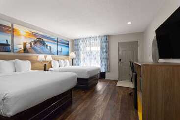 فندق Days Inn By Wyndham St. Petersburg Central