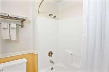 هتل Days Inn By Wyndham Whittier Los Angeles