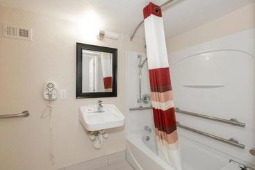 هتل Red Roof Inn Plus+ Neptune Beach  Jacksonville Beach