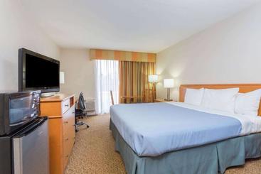 هتل Red Roof Inn Plus+ Neptune Beach  Jacksonville Beach