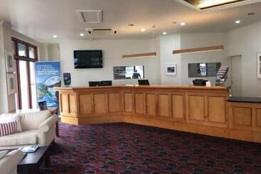 هتل Strahan Village