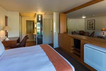 Pacific Bay Resort