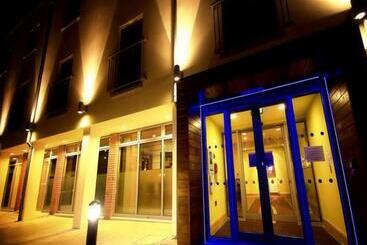 Belmore Court & Motel