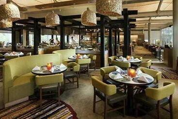 هتل Sails In The Desert