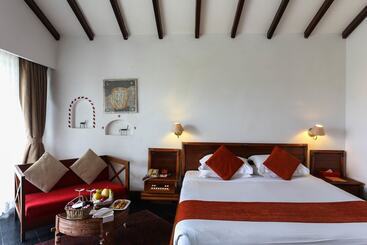 هتل Shangri La Village Resort