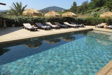 Villa Tricoli B&b Avec Piscine