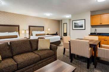 בית מלון כפרי Best Western Plus Country Meadows Inn