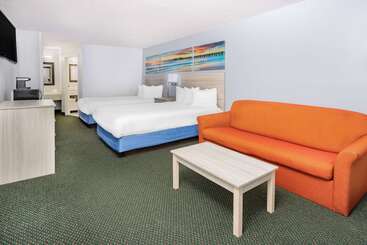 هتل Days Inn & Suites By Wyndham Colonial