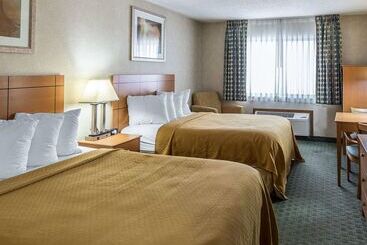 בית מלון כפרי Quality Inn At Collins Road  Cedar Rapids