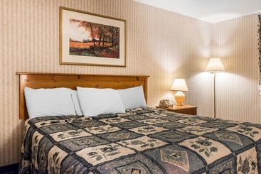 هتل Rodeway Inn Amish Country