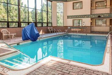 בית מלון כפרי Rodeway Inn