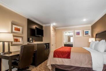 هتل آپارتمان Quality Inn Downey
