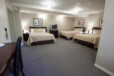 هتل Bluenose Inn And Suites
