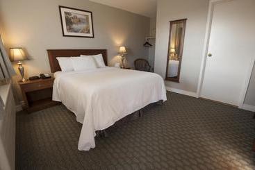 Отель Bluenose Inn And Suites