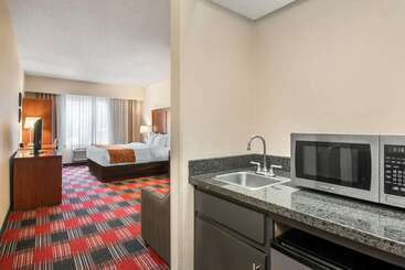 Отель Comfort Suites Near Vancouver Mall