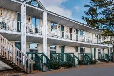 هتل Econo Lodge Bayview