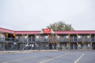 בית מלון כפרי Econo Lodge Downtown