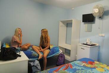 هتل Reef Lodge Backpackers