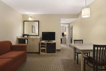 هتل Travelodge Suites By Wyndham Halifax Dartmouth