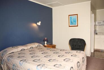 Commodore Court Motel