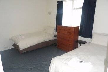 Hawks Inn Motel