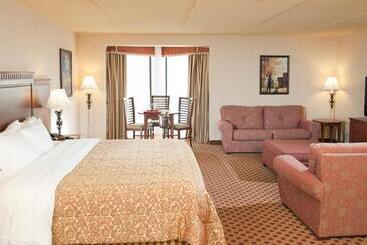 هتل Quality Inn & Suites Bay Front