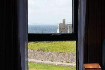 בית מלון כפרי Rooms At The Marine