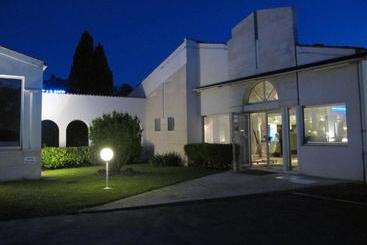 בית מלון כפרי Kyriad Saintes