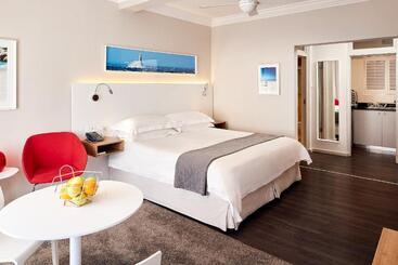 استراحتگاه First Group Riviera Suites