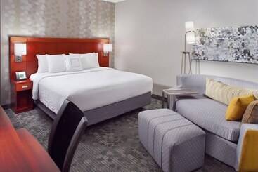 هتل Courtyard By Marriott Greensboro