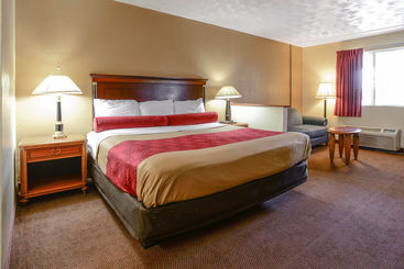 هتل Econo Lodge Inn & Suites