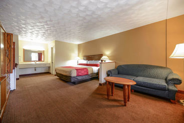 هتل Econo Lodge Inn & Suites