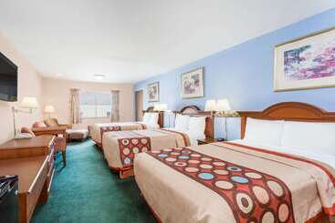 בית מלון כפרי Super 8 By Wyndham Greensboro