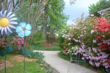 هتل Blooming Garden Inn